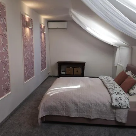 Cozy By The River Near Old Town