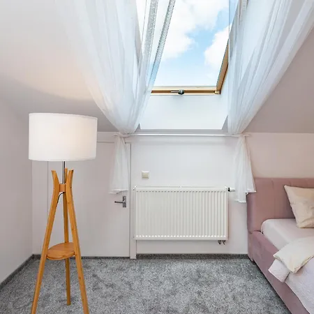 Apartment Cozy By The River Near Old Town *