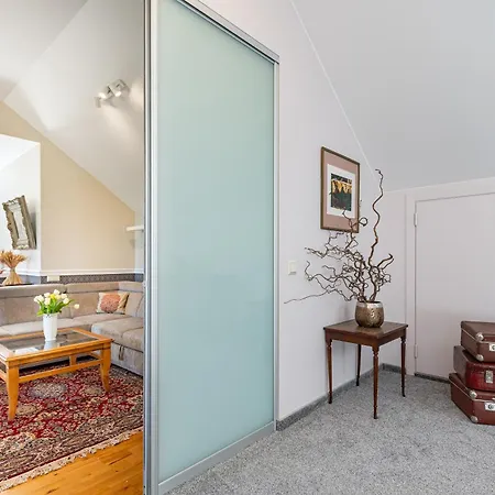 Apartment Cozy By The River Near Old Town