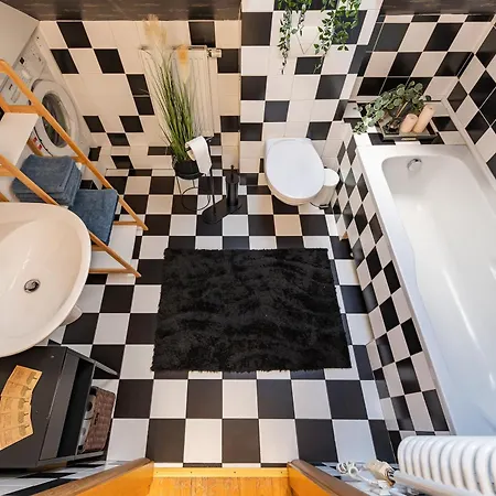 Cozy By The River Near Old Town