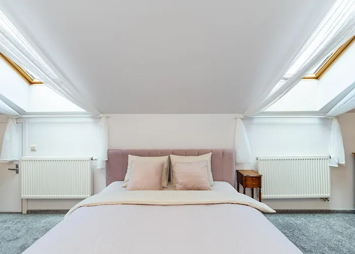 Cozy By The River Near Old Town Lägenhet Kaunas