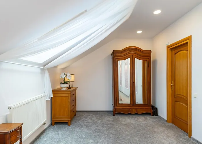 Cozy By The River Near Old Town