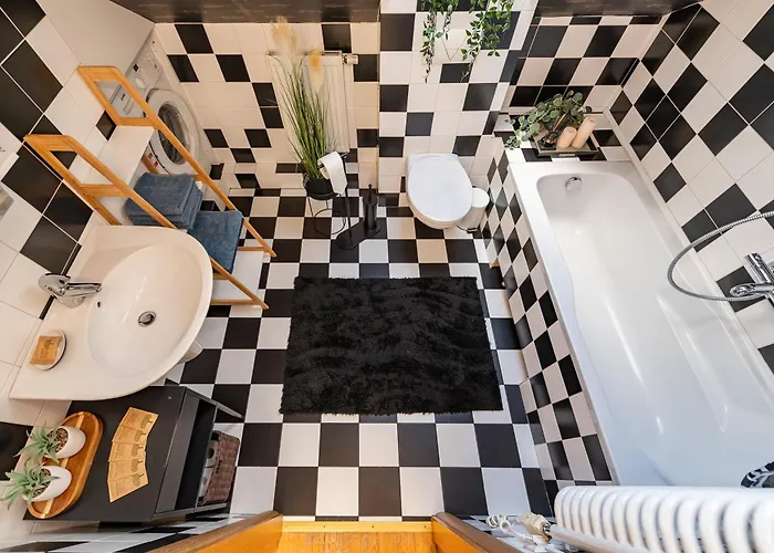 Cozy By The River Near Old Town