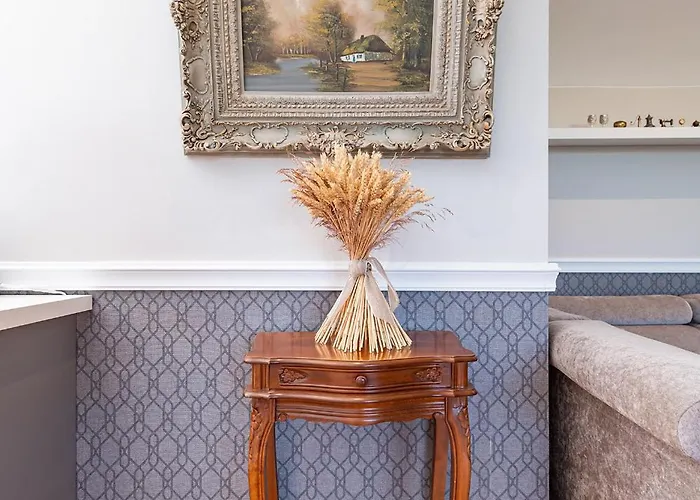 Cozy By The River Near Old Town